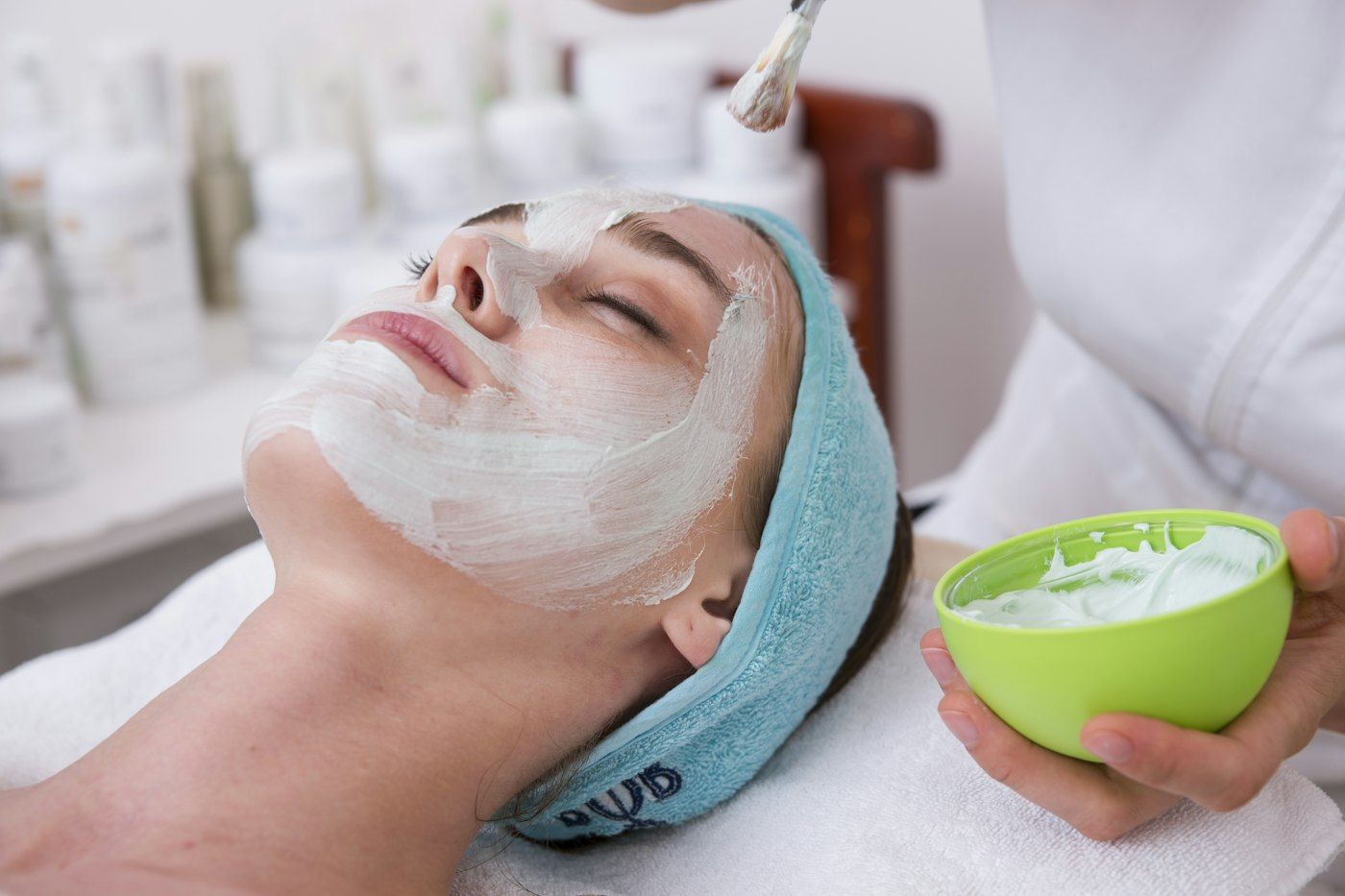 Imagen de referencia: mujer con mascarilla facial